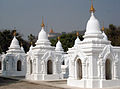 Chùa Kuthodaw ở Mandalay nơi 729 ngọn tháp tàng trữ bộ kinh Phật khắc trên đá