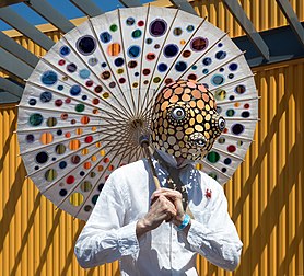 Homem com máscara de criatura marinha e guarda-chuva na "Mermaid Parade" de Coney Island, Nova Iorque, Estados Unidos (definição 3 807 × 3 456)