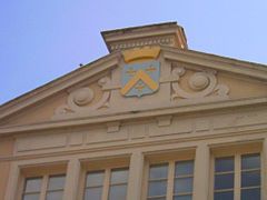 Blason des Neufville de Villeroy sur la façade du château.