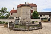 Fontaine, place de la mairie.