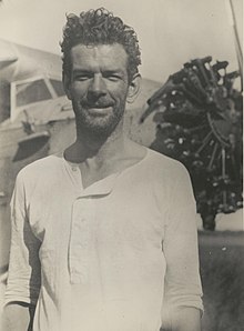 Photographie noir et blanc de Charles, barbus et souriant.