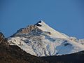 La "piramide" innevata del Rocciamelone vista dalla periferia di Susa. Al centro della montagna si può notare il Rifugio Cà d'Asti