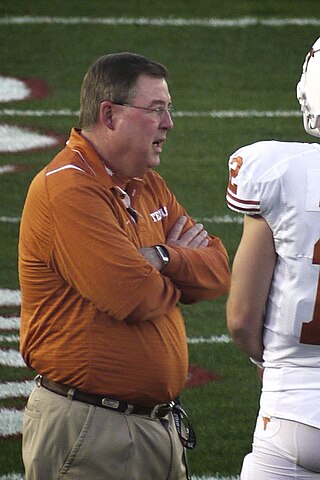 <span class="mw-page-title-main">Greg Davis (American football coach)</span> American football player and coach (born 1951)