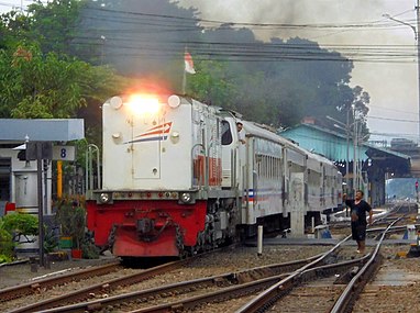 Kereta api lokal meninggalkan Stasiun Surabaya Gubeng