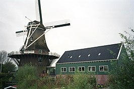 De Molen van Sloten en het Kuiperij-museum in 2006.