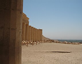 Vue prise de la deuxième terrasse du temple.