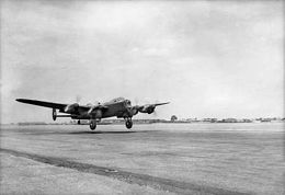 Décollage d'un quadrimoteur (avion militaire à double ailettes)