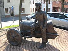 Photo d'un monument en hommage à Tazio Nuvolari dans les rues de Castel d'Ario.