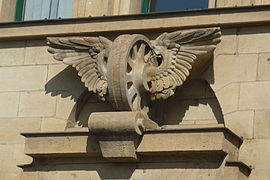 Das Geflügelte Rad der Deutschen Reichsbahn, Skulptur am DB-Gebäude in Dresden, Ammonstraße 8