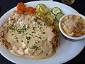 Vyprážaný kurací steak (chicken fried steak) s hustou omáčkou (chipotle cream gravy), typický pre južanskú kuchyňu USA