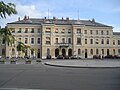 Façade de la gare de Nova Gorica, qui longe le côté slovène de la place.