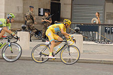 Vincenzo Nibali jako lídr Tour de France 2014.