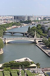 Farbige Obersicht auf einen Fluss mit einer begrünten Insel im Vordergrund und mehreren Brücken. Im Hintergrund moderne Häuser und Bäume.