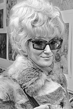 Thumbnail for File:Dusty Springfield with glasses (2 to 3 crop) 1968.jpg