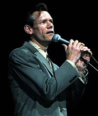 Randy Travis sings his chart-topping song "Three Wooden Crosses," at the DoD-sponsored salute to Korean War veterans at the MCI Center in Washington, 26 Julai 2003.