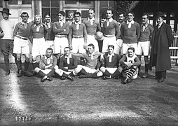 Le Section en 1914 au stade de Colombes. On distingue debout Tom Potter (ballon en main) et Gilbert Pierrot (bras croisés, avec la moustache).