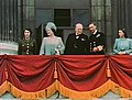 პრინცესა ელისაბედი (მომავალი დედოფალი), დედოფალი ელისაბედი (ელისაბედ II-ის დედა), უინსტონ ჩერჩილი, ჯორჯ VI და პრინცესა მარგარეტი 1945 წელს, მეორე მსოფლიო ომში გამარჯვების აღსანიშავ ცერემონიალზე.