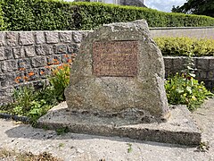 Stèle composée d'un bloc de granit sommairement taillé.