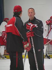 Photographie de Tom Barrasso avec les Hurricanes de la Caroline.