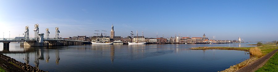 Zicht op Kampen vanuit IJsselmuiden