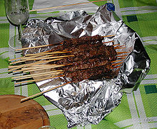 Viande sur des brochettes en bois