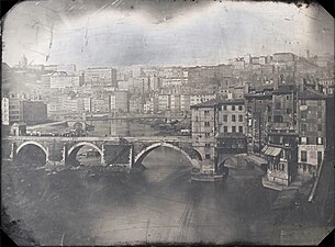 Le pont du Change, pont historique de la ville est détruit durant le XIXe siècle.