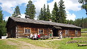 Røykstue (rökstuga på svensk) bygd av skogfinner, på friluftsmuseet Karmenkynna hembygdsgård i Torsby i Värmland i Sverige. Legg merke til røykhattene på taket.