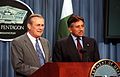 Pakistanin presidentti Pervez Musharraf Yhdysvaltain puolustusministeri Rumsfeldin kanssa Pentagonissa vuonna 2006