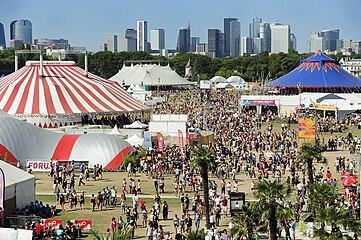 Festival Solidays, édition 2011. Vue d’une partie du site depuis les terrasses. On y voit le Forum Café (devenu Social Club), le César Circus, les scènes Dôme et Domino.