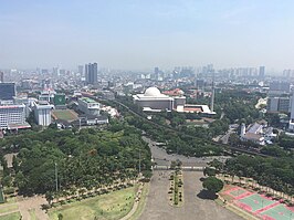 Zicht naar het noordoosten vanaf Monas in Jakarta, met de Istiqlal-moskee.