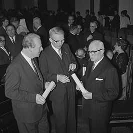 Hengeveld (links) en Hans Henkemans bij de uitreiking van de Visser Neerlandiaprijs (1964)