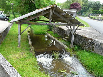 Lavoir sur le Banaret au nord-est du bourg.