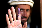 Tinta roxa no dedo de um eleitor afegão