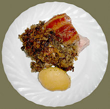 Knieperkohl (center), with kassler (cured pork) and potato Kniepergericht.jpg