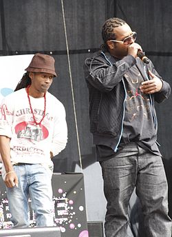 Madcon esiintymässä Telenor Arenalla Norjassa toukokuussa 2010.