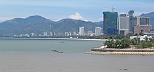 Foto pantai Nha Trang dengan banyak gedung pencakar langit di belakangnya