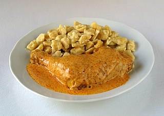 <span class="mw-page-title-main">Chicken paprikash</span> Hungarian chicken dish seasoned with paprika