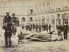 Statue de Napoléon Ier après la chute de la colonne Vendôme, Bruno Braquehais, mai 1871, papier albuminé.