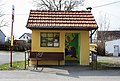 Čeština: Autobusová zastávka v Újezdci u Mělníka English: Bus shelter in Újezdec, Czech Republic