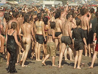 Un festivalier (de dos) à l'édition 2009 du Przystanek Woodstock.