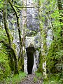 Grotte nahe der Burgruine