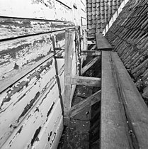 Carpenters' bracket scaffolding or wall brackets bolt through, and hang from, a wall, 1986