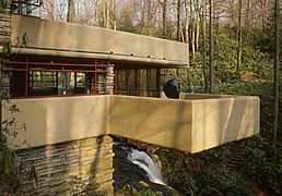 Rumah dengan balkon kantilever di Fallingwater, karya Frank Lloyd Wright.