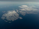 Luchtbeeld van Killiniq Island gezien vanuit het noordwesten, met het vasteland rechts in beeld