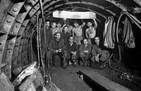 Arbeiter beim Bau der Budapester Metro in einem Streckentunnel, 1953