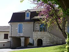 La façade nord de la mairie (ancien presbytère).