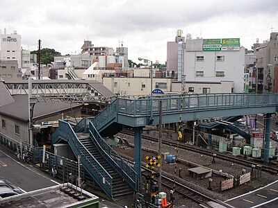 Krajobraz przedmieść nierozerwalnie wiąże się z koleją (stacja Yoyogi-hachiman na linii Odakyū, Shibuya-ku)