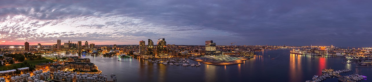 Panorama van de Inner Harbor (links) en de Outer Harbor (rechts) bij schemering, genomen vanaf het woongebouw HarborView Condominium (foto 2016).