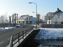 Brug over de Aa in Middelrode, met op de achtergrond de oude dorpskern