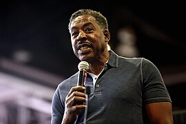 Ernie Hudson (37671872904).jpg